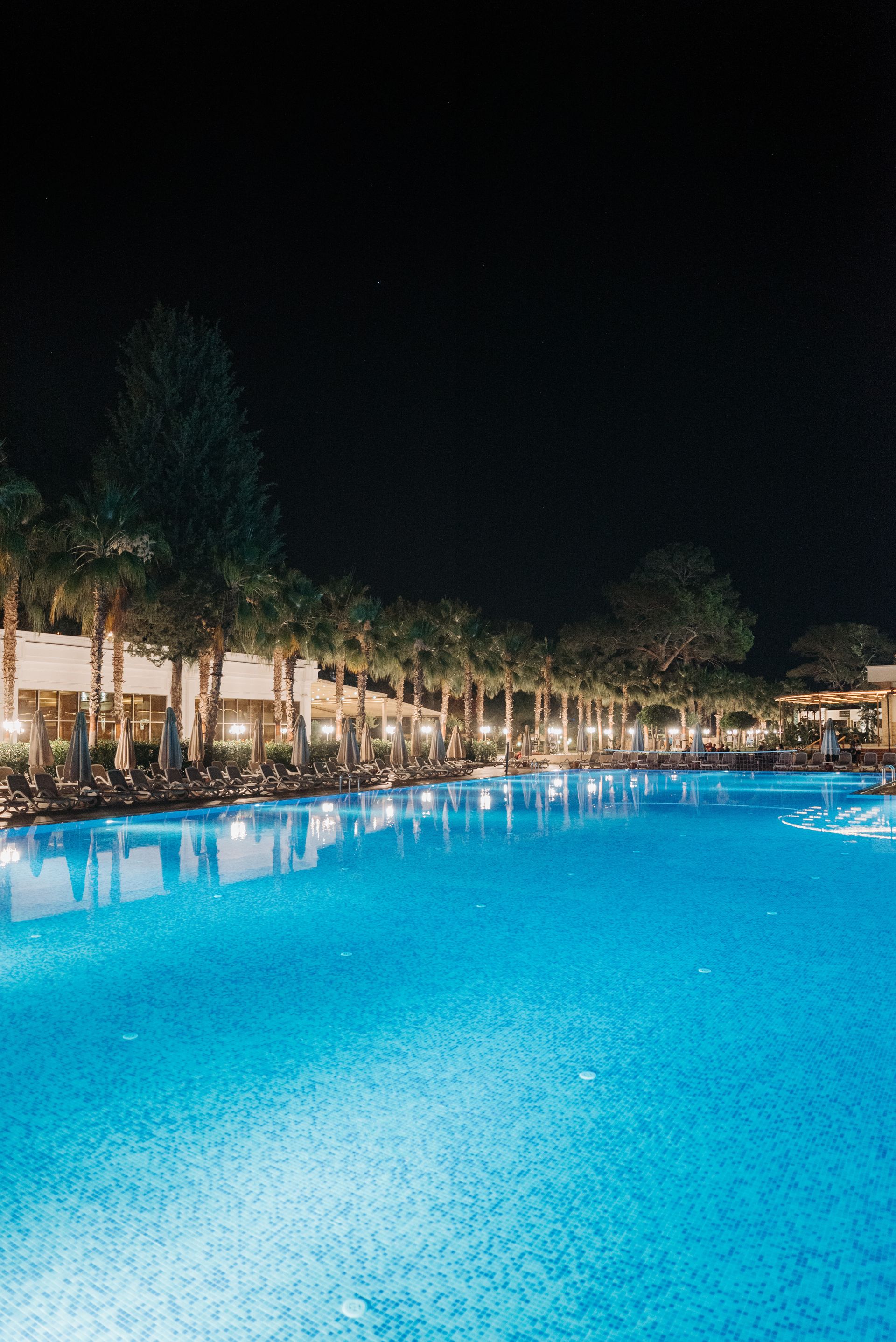 Piscina de noche (foto de muestra)